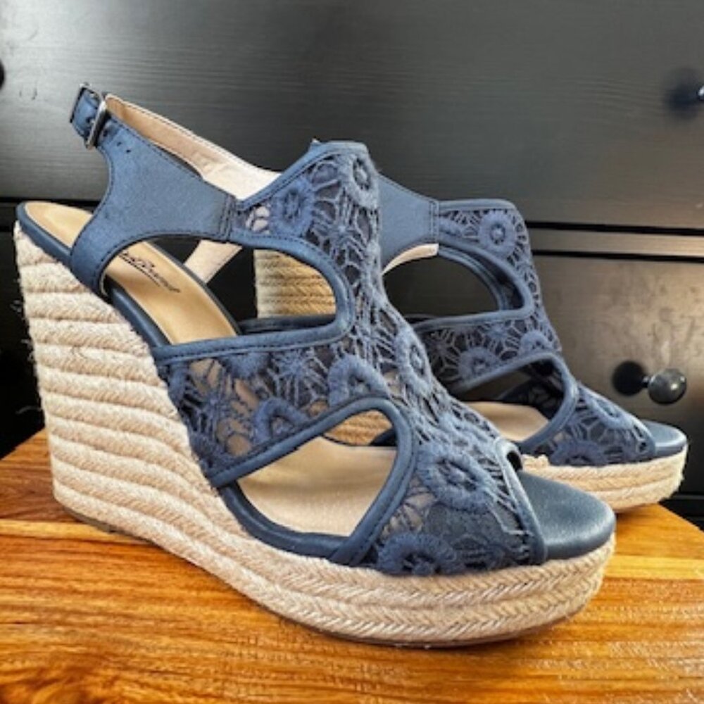 Lucky Brand High Wedge Sandal, size 9.5, Blue